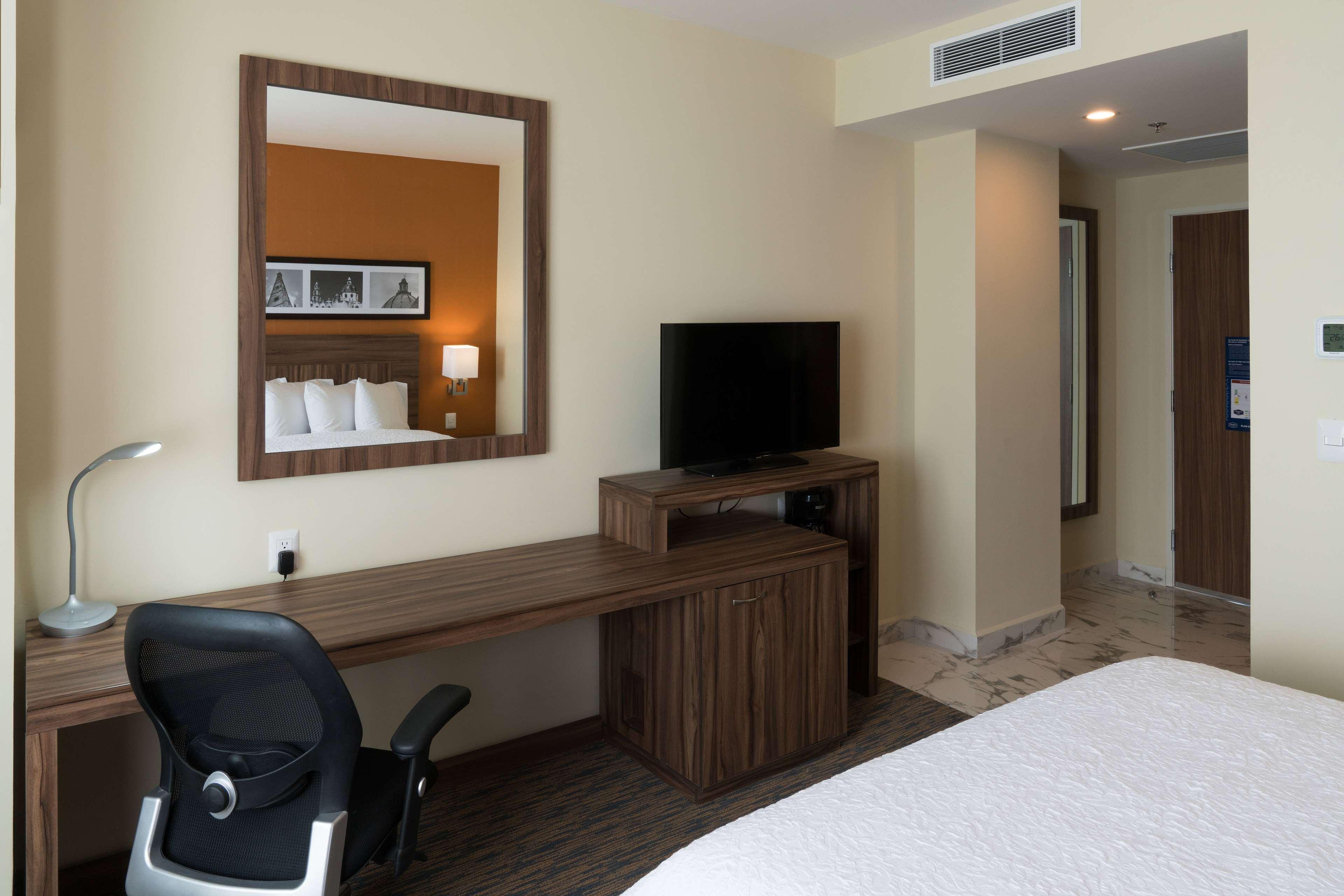 Hampton Inn By Hilton Irapuato Extérieur photo